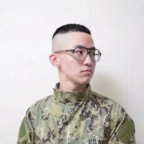 三面光,也属于板寸类型的发型,这种发型顶部比上面的瓜子头要短,鬓角