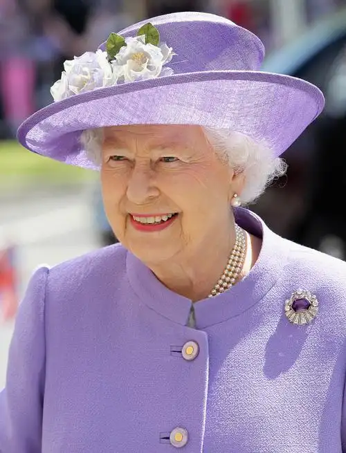 伊丽莎白女王总是在公共场合戴帽子,除了时尚,还因为什么呢?