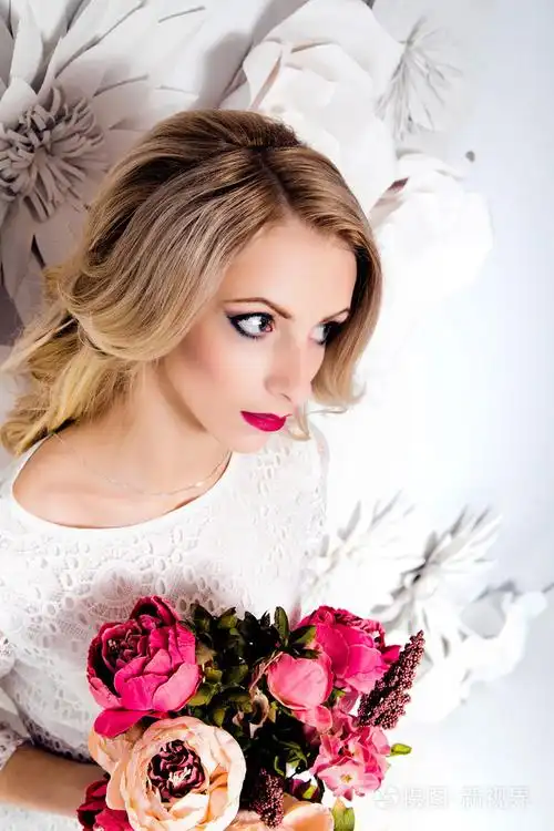 年轻漂亮的女人,新娘,金发碧眼的长长的卷发,工作室装饰