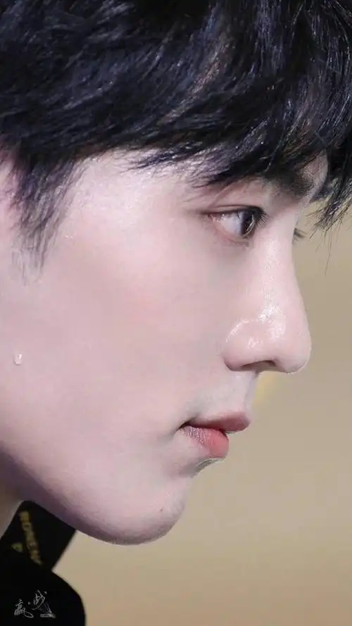 微博之夜明星眼神杀#是心动啊～糟糕眼神躲不掉肖战的眼睛真的好漂亮