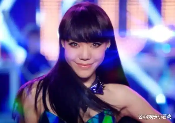 甚至迅速跑到了吴莫愁的微博下,开始攻击她,声称她缺乏艺德,也没有