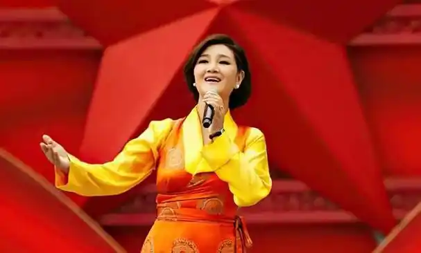 她陆续演唱了《阿妈的思念》,《敖包相会》,《呼伦贝尔大草原》等歌曲