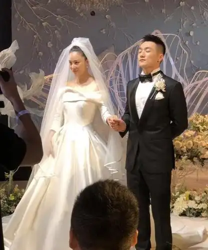 张馨予婚礼现场未精修图曝光,何捷依然帅气,张馨予礼服美过婚纱