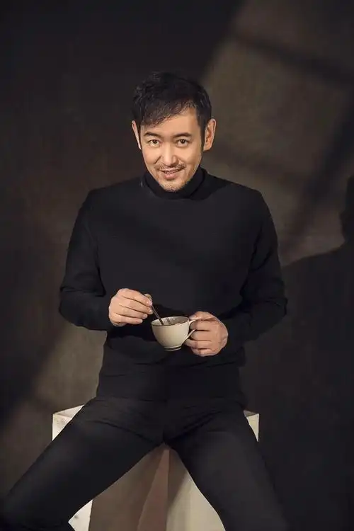 微驼背也被表扬这位中年大叔魅力绝了眼神完全就是电影海报感