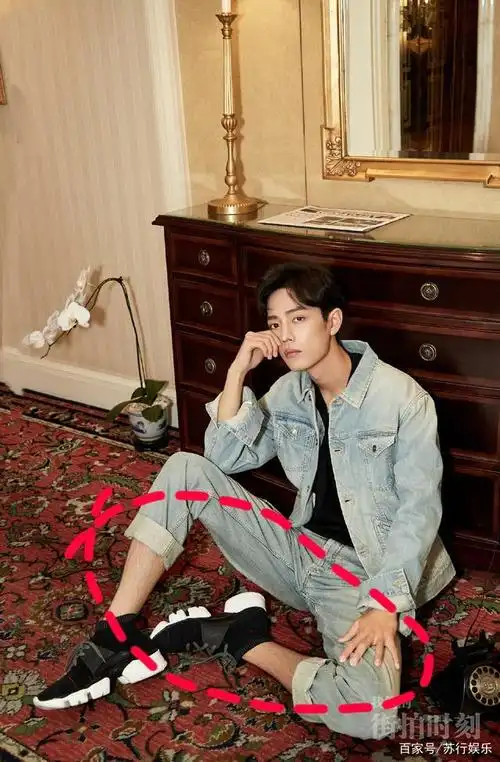 肖战2月份街拍曝光!手插裤兜表情太拽,罕见露出了"腿毛"