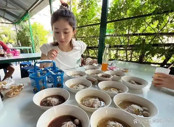 赵丽颖在社交媒体上发布了一张自己在泰国清迈一家网红餐厅吃饭的照片