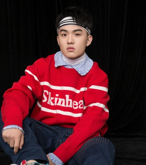 郑伟红色嘻哈写真曝光,穿着绿色夹克内搭白色帽衫,少年感十足