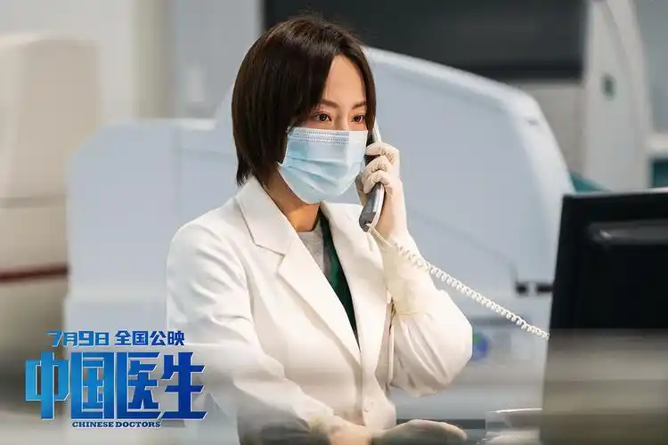 以及宋佳饰演的妇产科主任黄佳慧都坚守着各自的岗位,尽心尽力救治