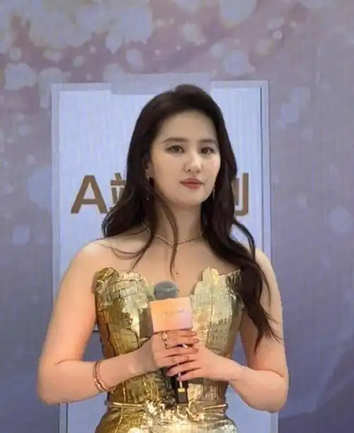 刘亦菲近照生图曝光,脸部圆润身材丰腴身形发福,手臂粗壮很真实