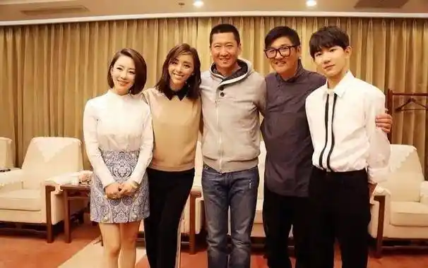 众男与"九球天后"潘晓婷合照,孙楠看直眼,韩寒最尴尬!