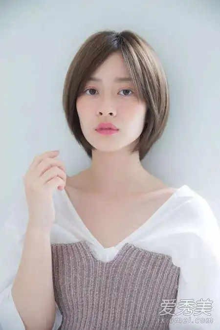 2018流行时尚短发发型图片 2018流行发型女中短发