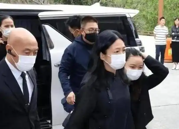 有眼尖的人看到刘向蕙低着头打着电话,很聪明的吸引了华仔的关注--你