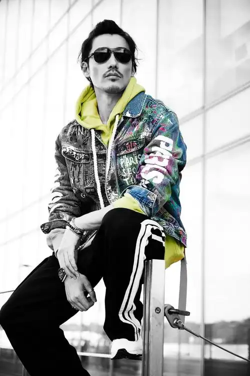 中国首席男模胡兵亮相大背头搭小胡子48岁男人味爆棚