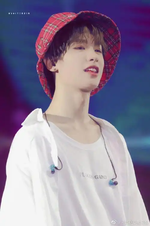 黄明昊超话#黄明昊元气满满的哥哥#『               45°侧脸合集