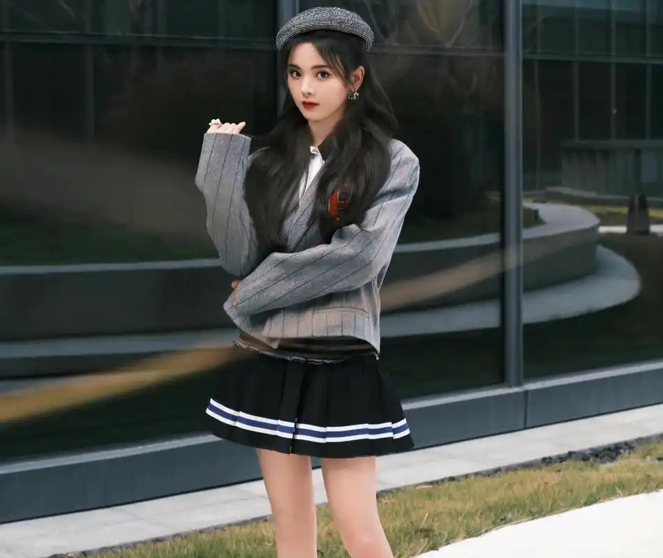 杨超越王者比赛首秀,身穿西装配短裙,武则天0-11毫无游戏体验感