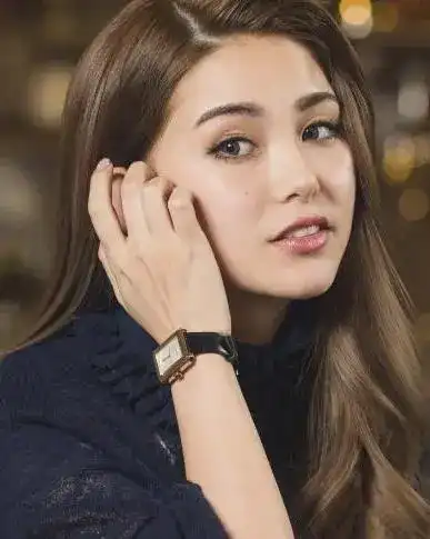 昆凌是中澳韩混血儿(父亲为澳洲人,母亲是中韩混血儿).