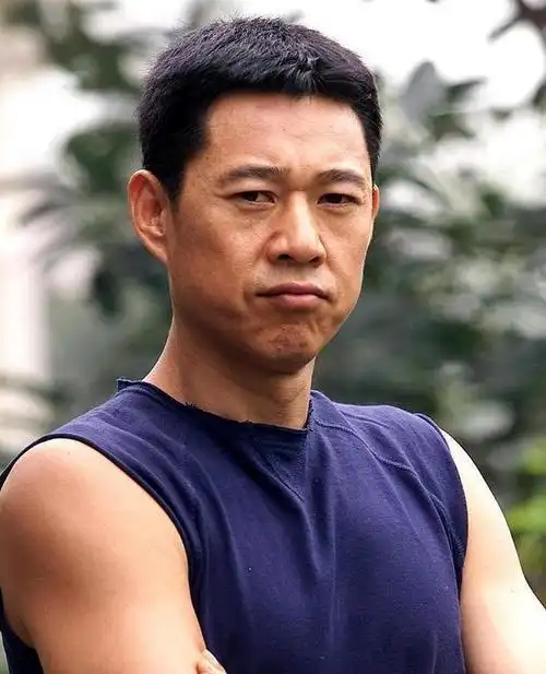 张丰毅:对继女视如己出,却对亲生儿子无情漠视,如今悔恨不已