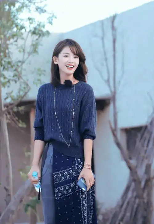 43岁刘涛越活越年轻,穿衣打扮优雅大方,不装美看着让人舒服_刘涛来