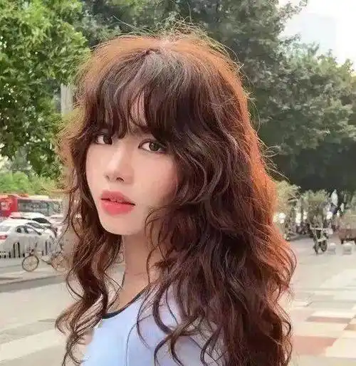 复古风格的女生烫发发型推荐,自带立体蓬松感_满头_卷发_发丝