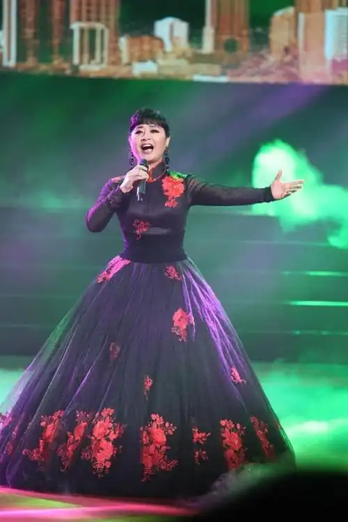 64岁殷秀梅富态优雅,丝绒刺绣礼裙太华丽,年轻时也是粉嫩少女