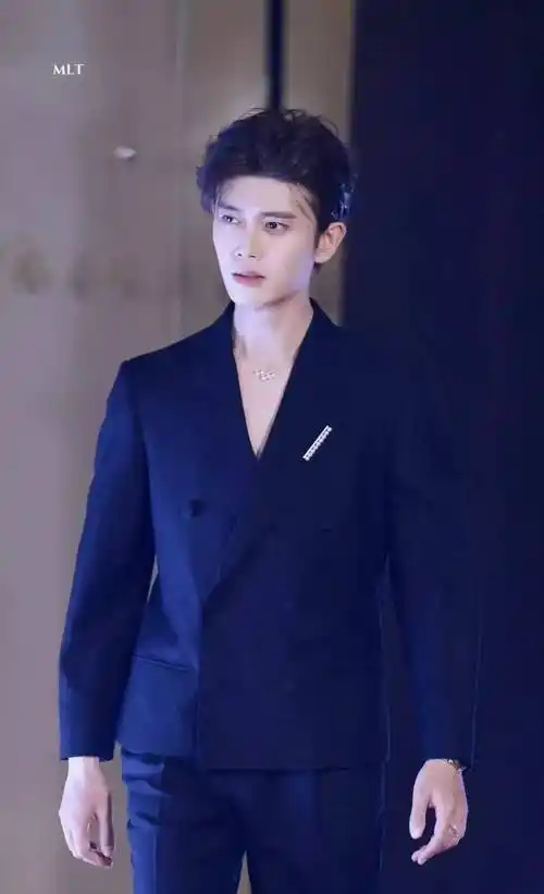 25娱乐瓜:王一博任嘉伦张颂文刘诗诗金晨宋轶许凯景甜王鹤棣_造型