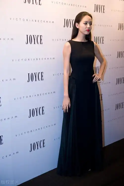 张梓琳,这身搭配真的很养眼|张梓琳_新浪新闻