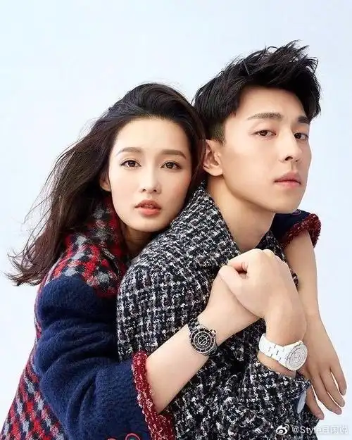 李沁与邓伦写真照同穿休闲装cp感十足网友看着好般配