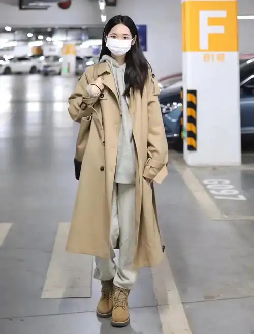 米色风衣搭配(看街拍 学穿搭:基础款米色风衣 如何穿出高回头率?