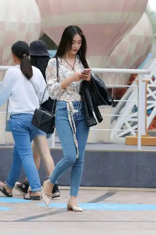 路人街拍美女长相混血儿穿着高挑而时尚发色抢镜