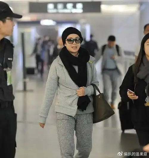 51岁蒋雯丽发福了灰色卫衣搭简约牛仔裤暴露圆润水桶腰