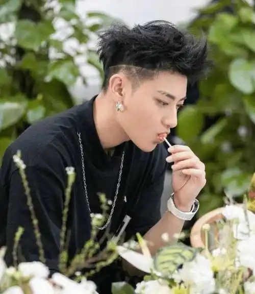 原创黄子韬深夜出镜闪现的手机屏幕被截图放大看清后粉丝酸了