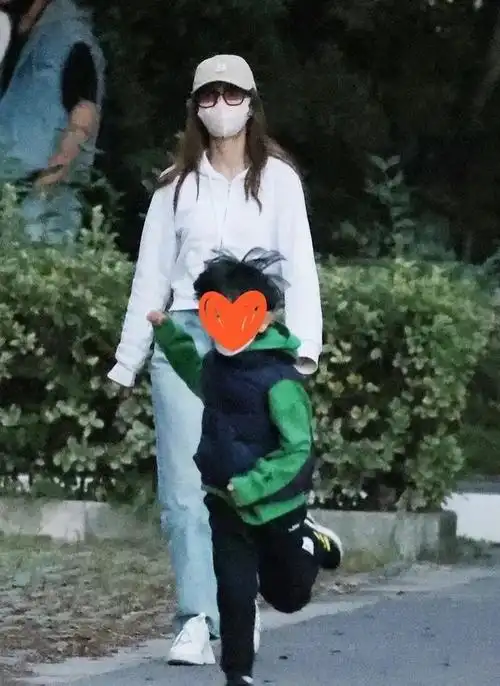 angelababy儿子小海绵容貌意外曝光?黄晓明新欢其实早已融入家中