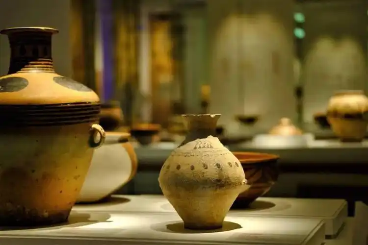 距今五千年左右的庙底沟文化时期,彩陶制作更加成熟,陶器表面以点,线