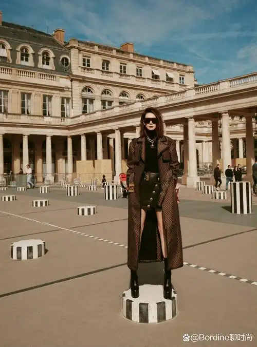 戚薇的穿搭色彩更为暗沉.