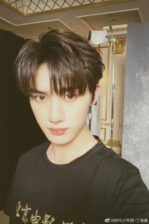 丁程鑫侧颜拍##丁程鑫发型弄乱之前四连拍