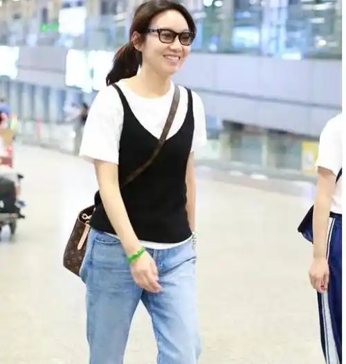 闫妮机场走秀戴满绿手镯,这搭配绝了,路人感瞬间消失_翡翠_珠宝_低调