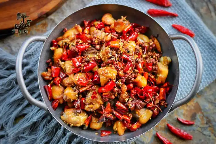 【辣子鸡】【食材】:鸡半只,干辣椒40克,料酒两汤匙,姜1块儿,花椒1小