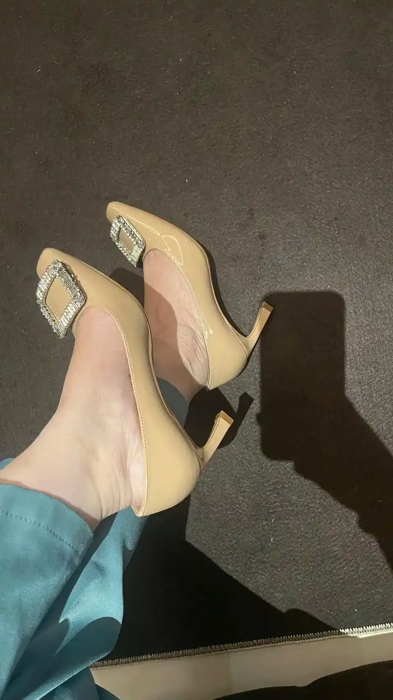 一双优雅端庄的高跟鞋.
