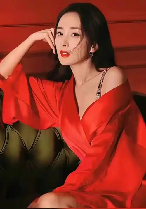 杨幂维密大片曝光,身材火辣引人,让网友"欲罢不能",不愧是大幂幂_演艺