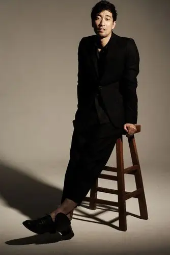 双料影帝王千源写真曝光 黑色西装尽显俊朗