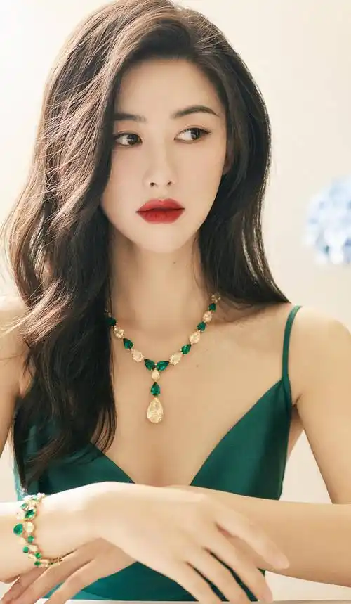 连续8年入选全球最美面孔,她究竟凭什么?_朱珠_合作_美国