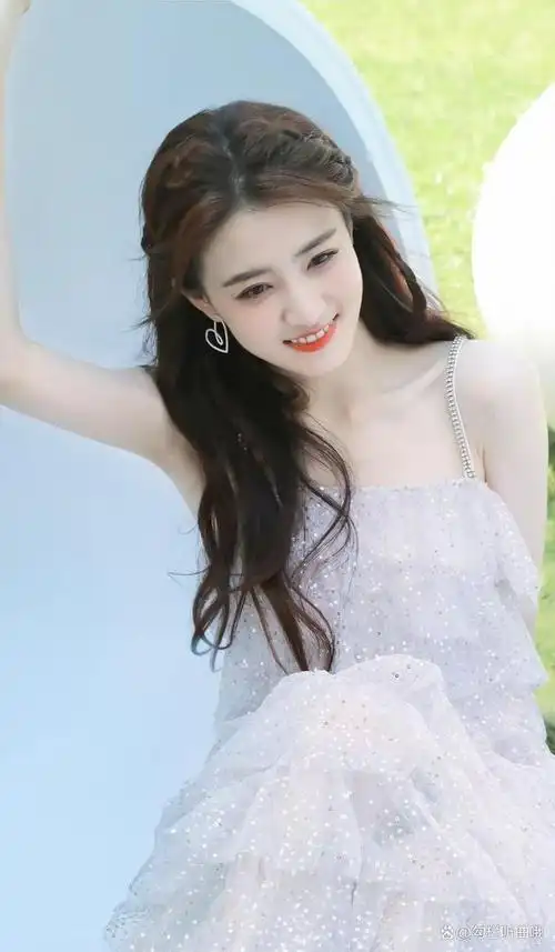 徐璐从小就展现出了对演艺事业的热爱和天赋,2013年,徐璐参演个人首部