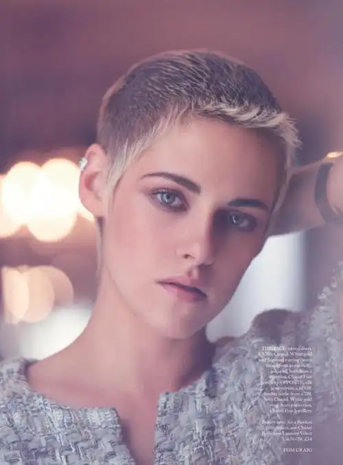 为英版《时尚芭莎》九月刊拍摄了一组颇具英国贵族爵士风格的大片