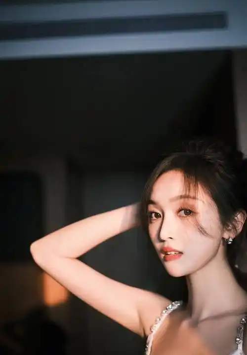 吴宣仪穿吊带深v镶钻白裙勾勒曼妙身姿 大秀美背优雅高贵 又纯又欲