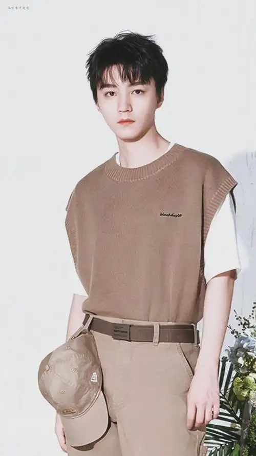 王俊凯最新时尚大片卡其色休闲穿搭