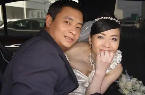 她是可怜的山杏,因家暴跟著名导演离婚,最终嫁给全国冠军李大双