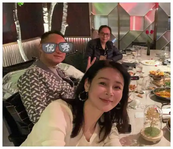 41岁于明加定居北京住千万豪宅,称已经济自由,圈外老公身份曝光_胡俊