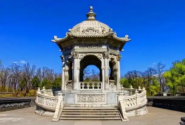 圆明园曾经是中国最大的皇家花园之一,也是一座集合了中国古代建筑