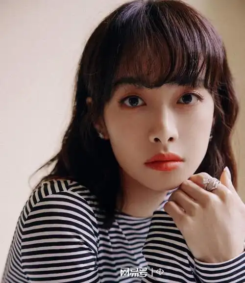 宋茜身穿条纹连衣裙大秀美背雪肤玉貌明媚多姿出尘脱俗