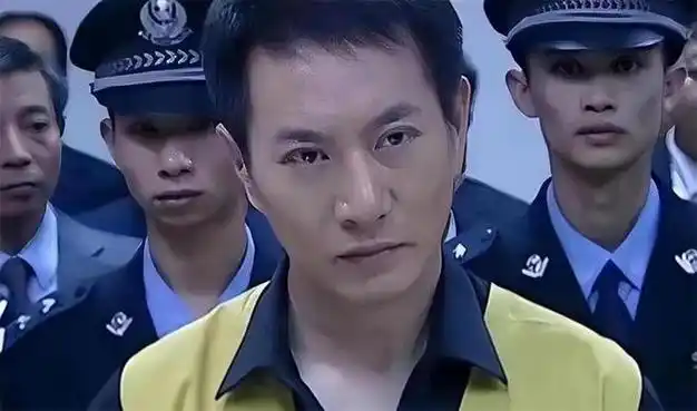 在剧中姚刚不是演特务,黑社会老头,就是变态律师.